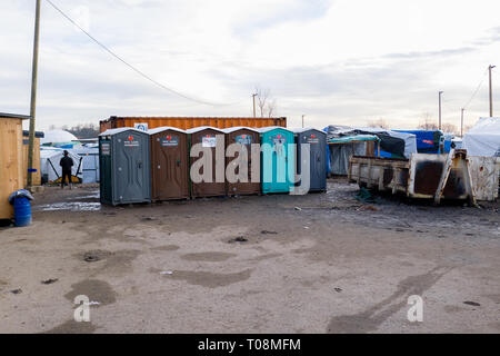 Calais migrants jungle camp de toilettes, photographié le 11 février 2016 quelques semaines avant le camp d'être démantelée par les autorités et, par la suite, d'autres détruites par le feu. Les photos ont été prises le matin (0900 à 1020 heures, heure locale - Dossier : GMT), lorsque la voie du camp ont été relativement calme. Copyright ©Ian Wray Banque D'Images