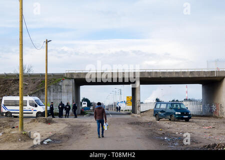 Jungle Camp Calais migrants entrée, photographié le 11 février 2016 quelques semaines avant le camp d'être démantelée par les autorités et, par la suite, d'autres détruites par le feu. Les photos ont été prises le matin (0900 à 1020 heures, heure locale - Dossier : GMT), lorsque la voie du camp ont été relativement calme. Copyright ©Ian Wray Banque D'Images