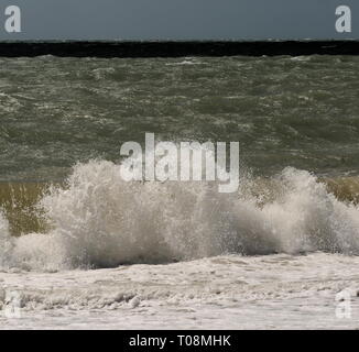 AJAXNETPHOTO. En 2018. WORTHING, Angleterre. - L'ÉTÉ - Windy venteux de la mer de l'été s'CHANNEL MER SUR LA CÔTE DU SUSSEX. PHOTO:JONATHAN EASTLAND/AJAX REF:GX182807 161 Banque D'Images