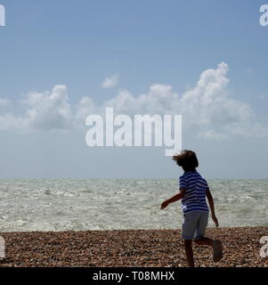 AJAXNETPHOTO. En 2018. WORTHING, Angleterre. - Jeune TRAVERSE PLAGE VERS LA MER ENSOLEILLÉE SUR UNE VENTEUSE Journée d'été. PHOTO;JONATHAN EASTLAND/AJAX REF:GX182807 204 Banque D'Images