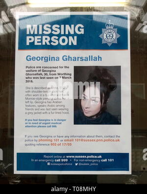 AJAXNETPHOTO. En 2018. WORTHING, WEST SUSSESX, Angleterre. - Personnes disparues - UN POSTER OU UN AVIS SUR IMAGE D'une personne portée disparue POSTÉ DANS UN LIEU PUBLIC DE LA VILLE DE WORTHING. Personne nommée DANS LE PRÉSENT AVIS ; GEORGINA GHARSALLAH, PORTÉS DISPARUS 7ème mars, 2018, l'avis émis par la police de Sussex. PHOTO:JONATHAN EASTLAND/AJAX REF:GR180404 7901 Banque D'Images