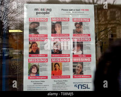 AJAXNETPHOTO. En 2018. WORTHING, WEST SUSSESX, Angleterre. - Personnes disparues - UN POSTER OU DPICTING AVIS DES IMAGES DE Personnes portées disparues AFFICHÉ DANS UN LIEU PUBLIC DE LA VILLE DE WORTHING. Avis émis par la charité les personnes disparues ; PHOTO:JONATHAN EASTLAND/AJAX REF:GR180803 7737 Banque D'Images