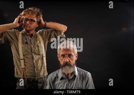 Coiffure Coupe Senior citizen avec une barbe sur fond sombre dans le studio Banque D'Images