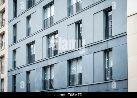 Vue sur la façade du bâtiment résidentiel neuf , appartements vacants presque terminé - Banque D'Images