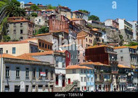 14.06.2018, Porto, Norte, Portugal - Maisons sur une pente le long de la rivière Duero. 0SL180614D051CAROEX.JPG [communiqué de modèle : NON APPLICABLE, DES BIENS Banque D'Images