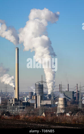 20.01.2019, Essen, Rhénanie du Nord-Westphalie, Allemagne - paysage industriel de la Ruhr, sur la gauche l'usine d'incinération de déchets de RWE Essen Carnap, Banque D'Images