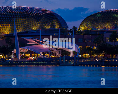 La ville de Singapour, Singapour - mars 3, 2019 : Esplanade - Theatres on the Bay est un centre des arts situé au Cœur du centre-ville, près de l'embouchure de la Banque D'Images