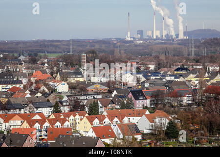 20.01.2019, Bottrop, Rhénanie du Nord-Westphalie, Allemagne - Bottrop, ensemble immobilier avec beaucoup de toits solaires, derrière le Scholven power plant, une centrale électrique o Banque D'Images
