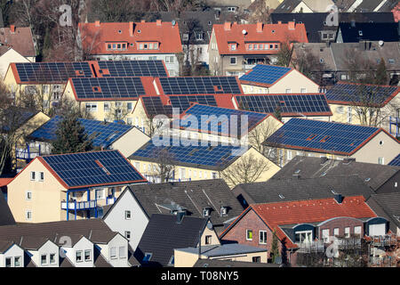 20.01.2019, Bottrop, Rhénanie du Nord-Westphalie, Allemagne - maisons multi-familiales avec toits solaires, solar housing estate, immobilier d'habitation à Bottrop, Innovati Banque D'Images