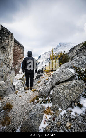 Le dirigeant d'une figure est seul dans les montagnes à la recherche d'un ravin avec montagnes et ciel nuageux au-dessus de la zone de nature sauvage, les enchantements, Washington Banque D'Images