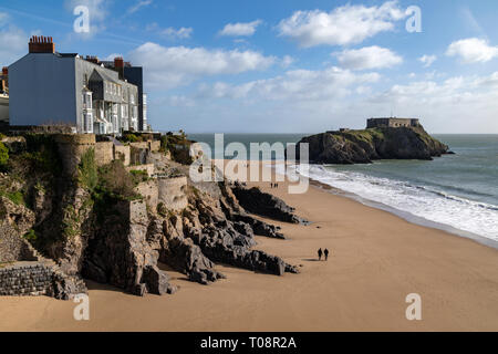 St Catherine's Island - une petite île à marée lié à la ville côtière de Tenby par Château plage à marée basse. Pembrokeshire, Pays de Galles au Banque D'Images