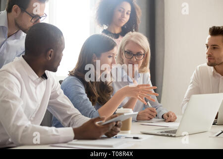 Mentor féminin employés enseignement analyse groupe projet stratégie expliquant en ligne Banque D'Images