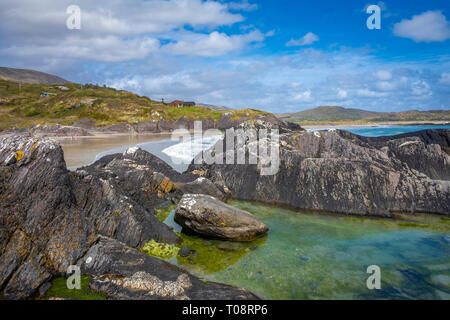 Marche sur le sable à la plage de Derrynane à Abbey Island Banque D'Images