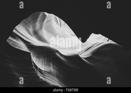 La formation du désert de l'onde à Antelope Canyon près de Page, Arizona. Le noir et blanc Banque D'Images