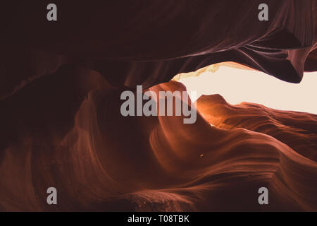 Des volants de l'onde formation de grès du désert à Antelope Canyon près de Page, Arizona. Belles couleurs Banque D'Images