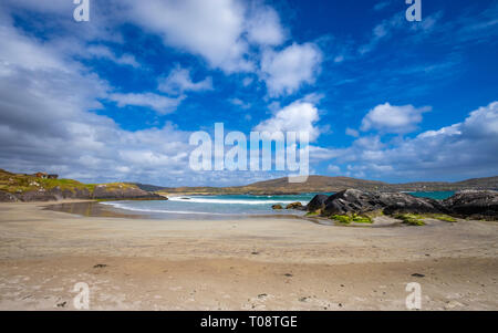 Marche sur le sable à la plage de Derrynane à Abbey Island Banque D'Images