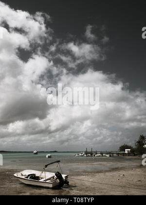 Paysage noir et blanc photographie de Dunmore Town, Harbour Island, Eleuthera, aux Bahamas. Banque D'Images