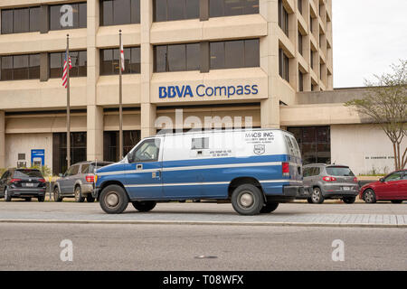 Van ou voiture blindée MAC s'arrêta à une banque BBVA Compass à Montgomery, en Alabama, USA. Banque D'Images