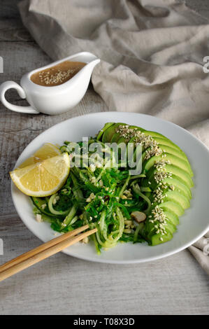 Salade de nouilles de concombre, Chukka avec avocat et sauce brune sauce arachide en bateau Banque D'Images