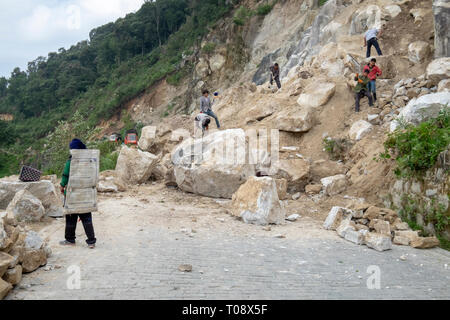 Le travail manuel de la construction de routes près de Duoyishu village, Yuanyang County, dans la préfecture de Honghe dans le sud-est de la province de Yunnan, Chine, Banque D'Images