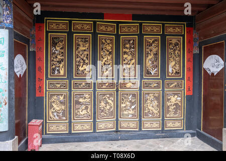 Les portes de bois sculpté cour intérieure, Zhu family house, Jianshui Ancienne Ville, Province du Yunnan, Chine Banque D'Images