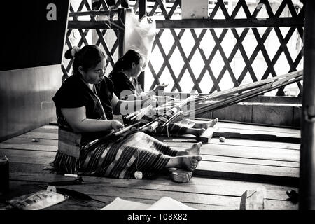 Deux décisions weaver dans un foulards mountain village en Thaïlande Banque D'Images