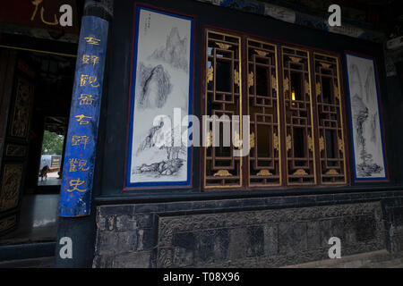 Les portes de bois sculpté cour intérieure, Zhu family house, Jianshui Ancienne Ville, Province du Yunnan, Chine Banque D'Images