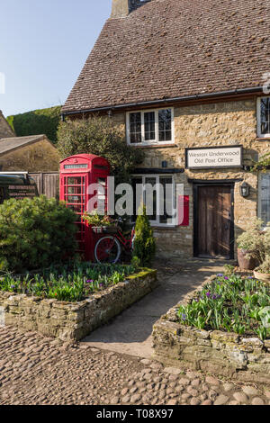 L'ancien bureau de poste, aujourd'hui une résidence privée, dans le joli village de Weston Underwood, España Banque D'Images