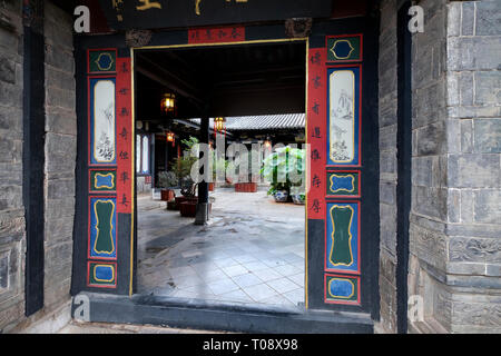 Les portes de bois sculpté cour intérieure, Zhu family house, Jianshui Ancienne Ville, Province du Yunnan, Chine Banque D'Images