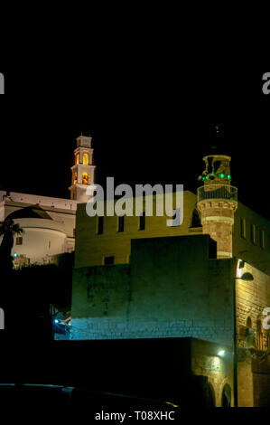 La vieille ville de Jaffa, à l'aube. L'allumé beffroi de l'église St Pierre au centre Banque D'Images