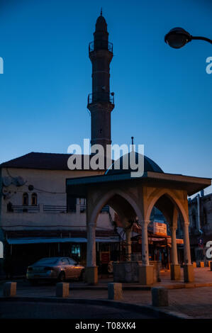 Israël, Jaffa. La mosquée Mahmoudiya ablutions fontaine, une fontaine de purification rituelle, près de l'entrée de la mosquée à l'aube Banque D'Images