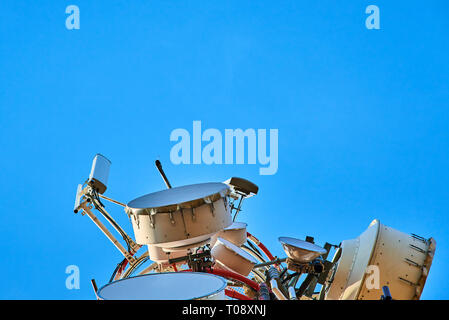 Vue vers le haut de la tour d'antenne radio de communication , tour d'antenne micro-ondes sur fond bleu ciel Banque D'Images