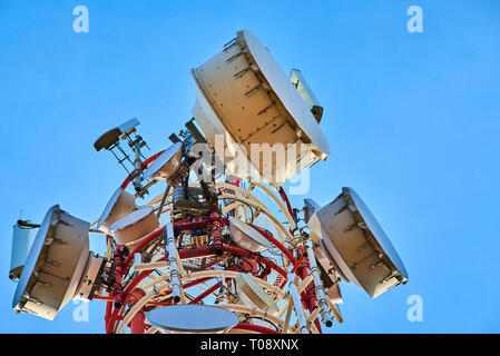 Vue vers le haut de la tour d'antenne radio de communication , tour d'antenne micro-ondes sur fond bleu ciel Banque D'Images