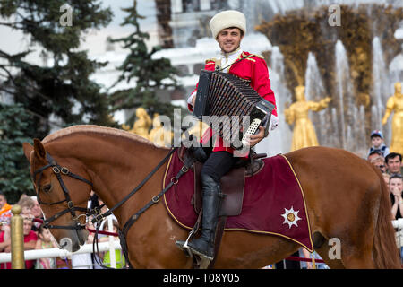 À l'accordéon avec cosaque des démonstrations de l'école d'équitation à VDNH Kremlin à Moscou, Russie Banque D'Images