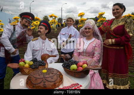 Reconstruction de la mariage cosaque au cinquième festival international 'village cosaque Moscow' dans le parc Kolomenskoye, Russie Banque D'Images