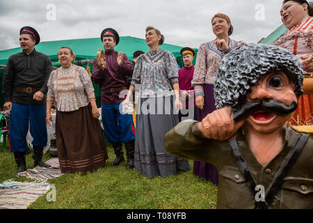 Le groupe folklorique en prestation au cinquième festival international 'village cosaque Moscow' dans le parc Kolomenskoye de Moscou, Russie Banque D'Images