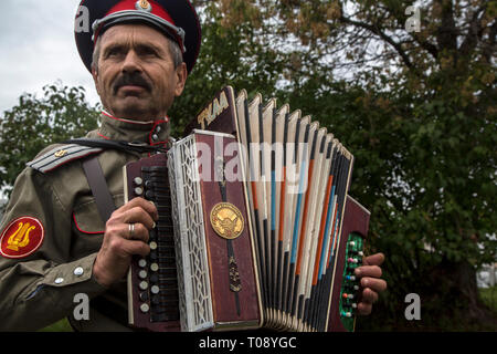 L'accordéon joue cosaque Tula au cinquième festival international 'village cosaque Moscow' dans le parc Kolomenskoye, Russie Banque D'Images