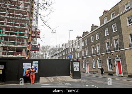 Bâtiment en construction et les ouvriers d'en face de l'habitation mitoyenne rangée sur rangée Bunhill dans la ville de London England UK en 2019 KATHY DEWITT Banque D'Images