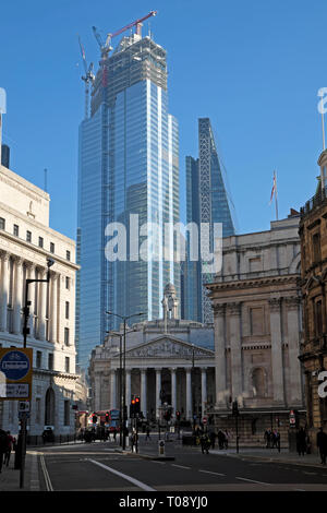 22 bâtiment vertical ciel bleu de Bishopsgate en construction au-dessus de Royal Exchange et Bank of England City of London UK Europe KATHY DEWITT Banque D'Images