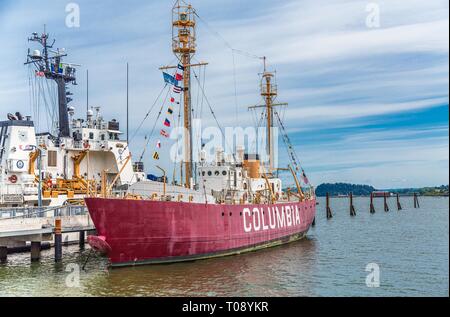 ASTORIA, OREGON - 17 mai 2016 : Astoria est la plus ancienne ville de l'Oregon, a une population de 10 000 habitants, est un navire de croisière Port, met fin à la TransAmerica Bicyc Banque D'Images