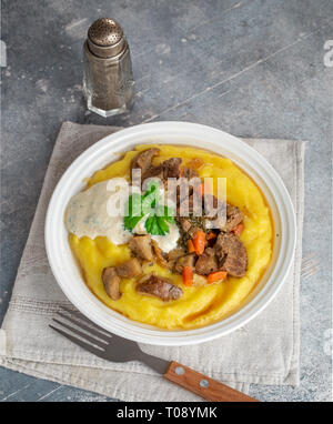 Bœuf stroganoff sur polenta Banque D'Images