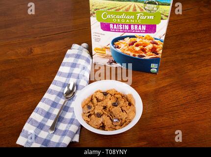 ATLANTA, GÉORGIE - 19 Avril 2017 : une boîte de Raisin Bran ferme Cascadia avec un bol de céréales et lait sur une table en bois Banque D'Images