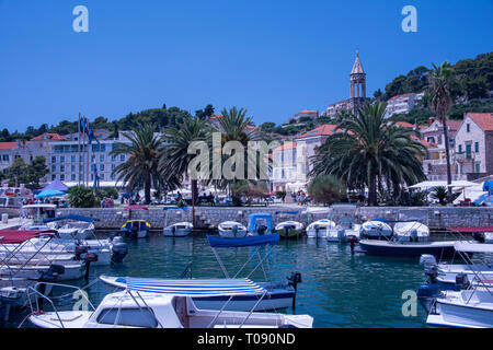 La Croatie, Hvar - Juin 2018 : vue sur le port de la vieille ville de Hvar & Marina Banque D'Images