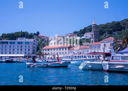 La Croatie, Hvar - Juin 2018 : vue sur le port de la vieille ville de Hvar & Marina Banque D'Images