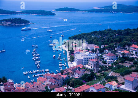 La Croatie, Hvar - Juin 2018 : vue sur le port de la vieille ville de Hvar & Marina, à la recherche d'en haut Banque D'Images