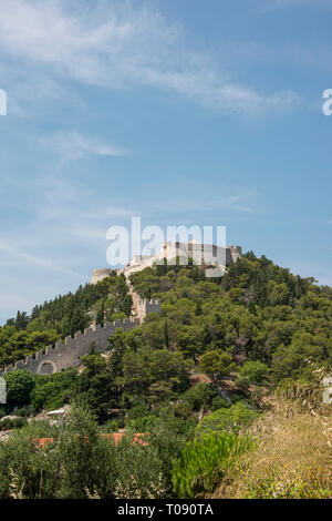 La Croatie, Hvar - Juin 2018 : la forteresse espagnole assis sur la colline au-dessus de la vieille ville Banque D'Images