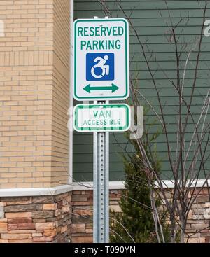Place de parking pour handicapés qu'est van accessible en face d'un hôtel dans le nord de New York. Banque D'Images