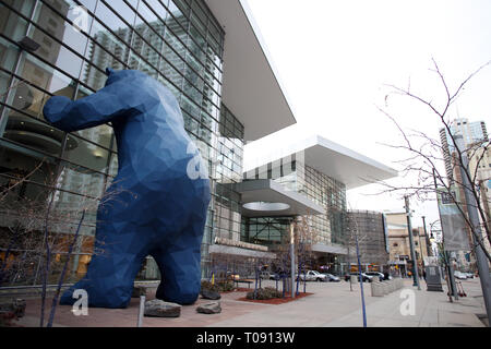 Denver, Colorado - Le 12 janvier 2019 : observation de l'ours bleu à travers le centre des congrès de Denver à Denver, Colorado Banque D'Images