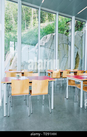Un bâtiment moderne en verre café scandinave intérieur avec tables et chaises en Norvège Banque D'Images