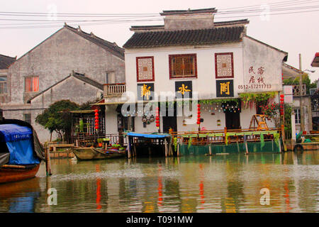 Zhouzhuang, l'un des plus célèbres des cantons de l'eau en Chine, est situé dans la région de Kunshan City qui est à seulement 18 miles au sud-est de Suzhou. Banque D'Images